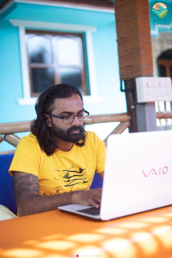 Tropical Wave Hostel Morjim Goa Esterno foto