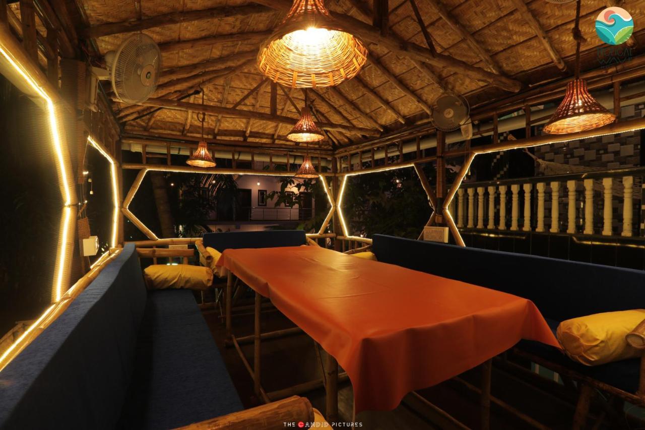 Tropical Wave Hostel Morjim Goa Esterno foto