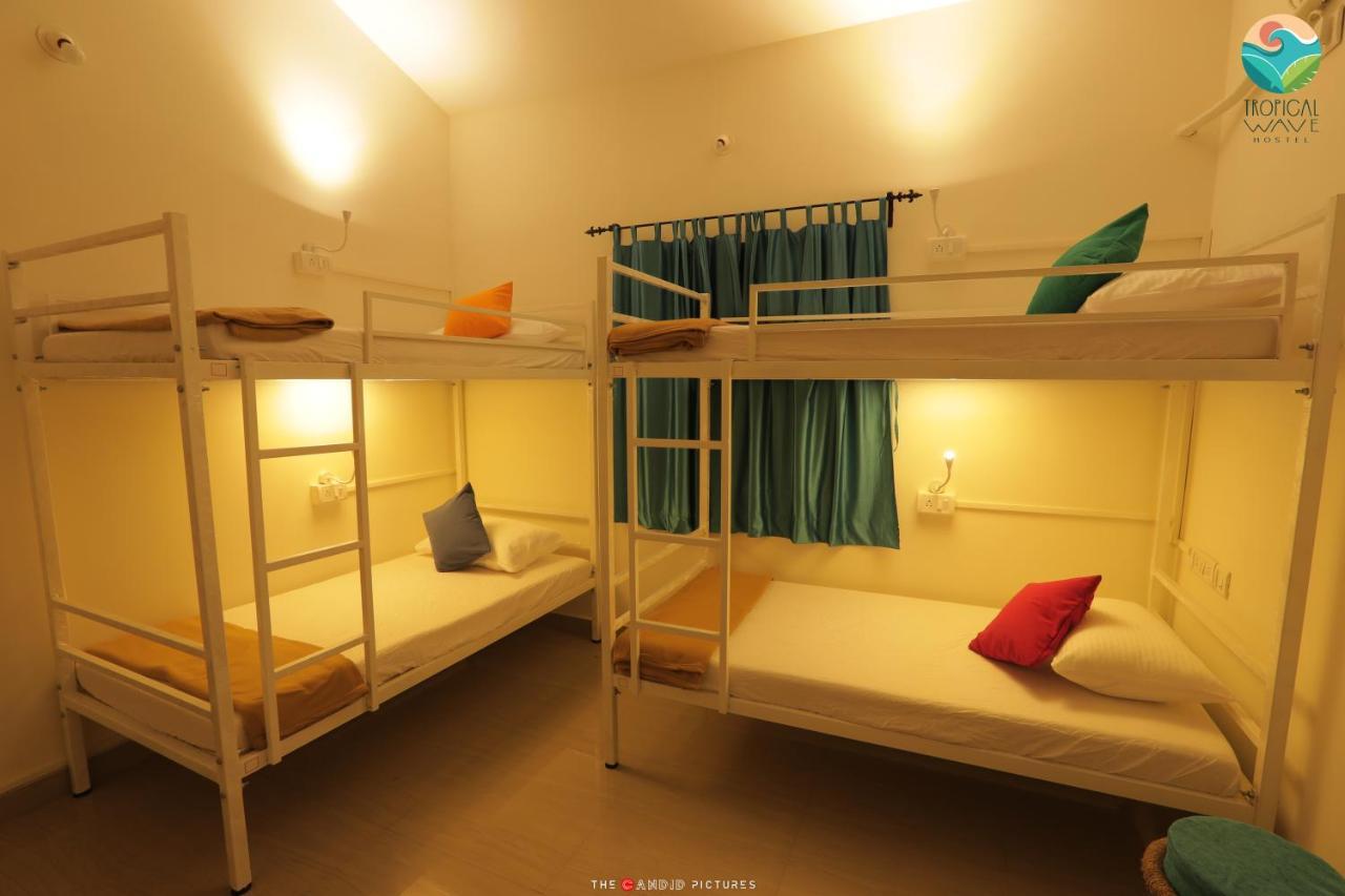 Tropical Wave Hostel Morjim Goa Esterno foto