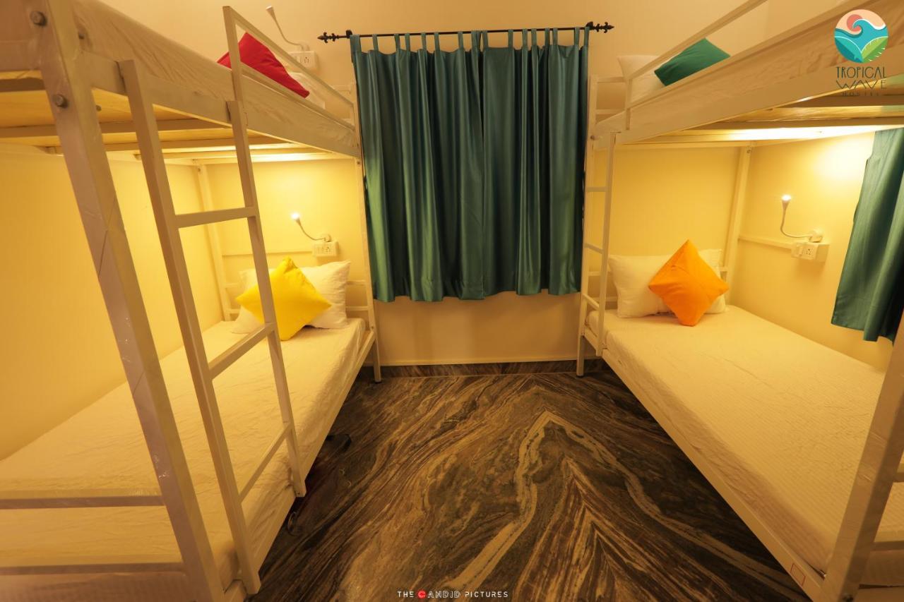 Tropical Wave Hostel Morjim Goa Esterno foto