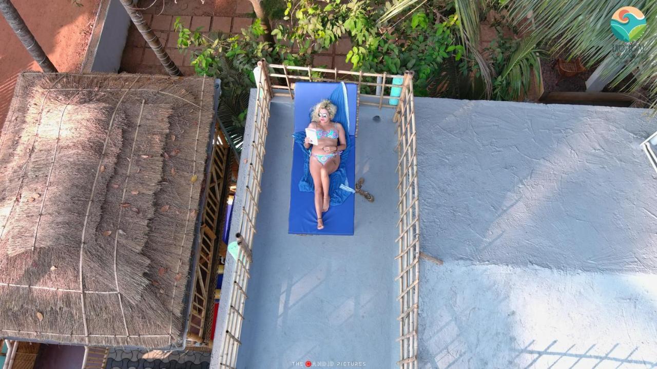 Tropical Wave Hostel Morjim Goa Esterno foto