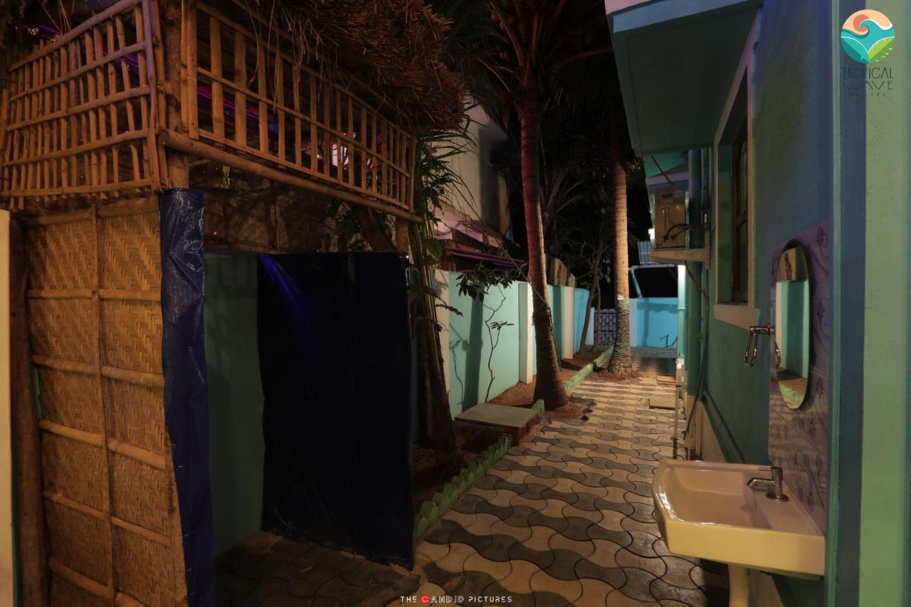 Tropical Wave Hostel Morjim Goa Esterno foto
