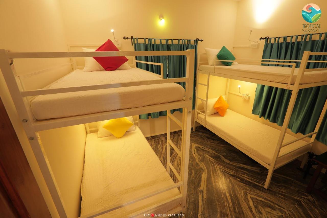 Tropical Wave Hostel Morjim Goa Esterno foto