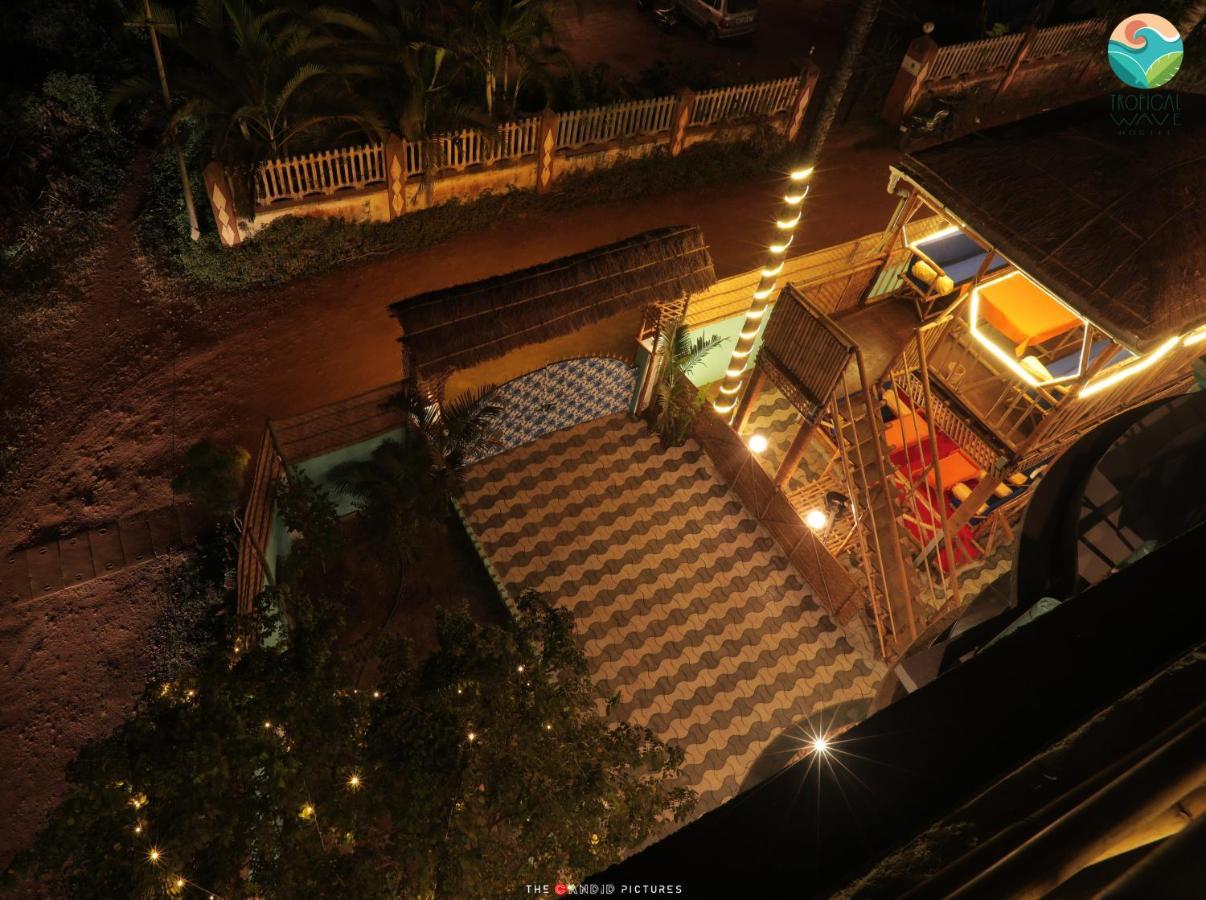 Tropical Wave Hostel Morjim Goa Esterno foto