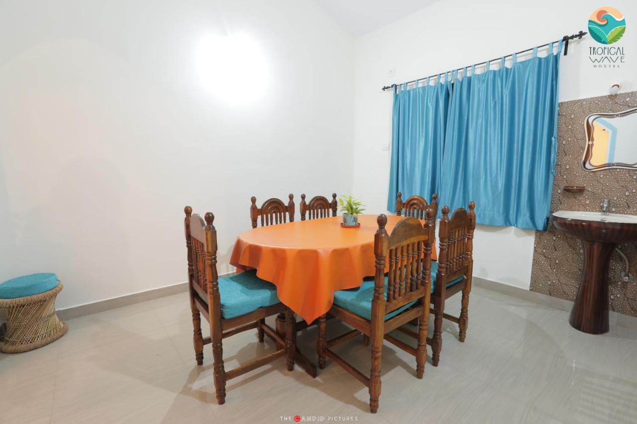 Tropical Wave Hostel Morjim Goa Esterno foto