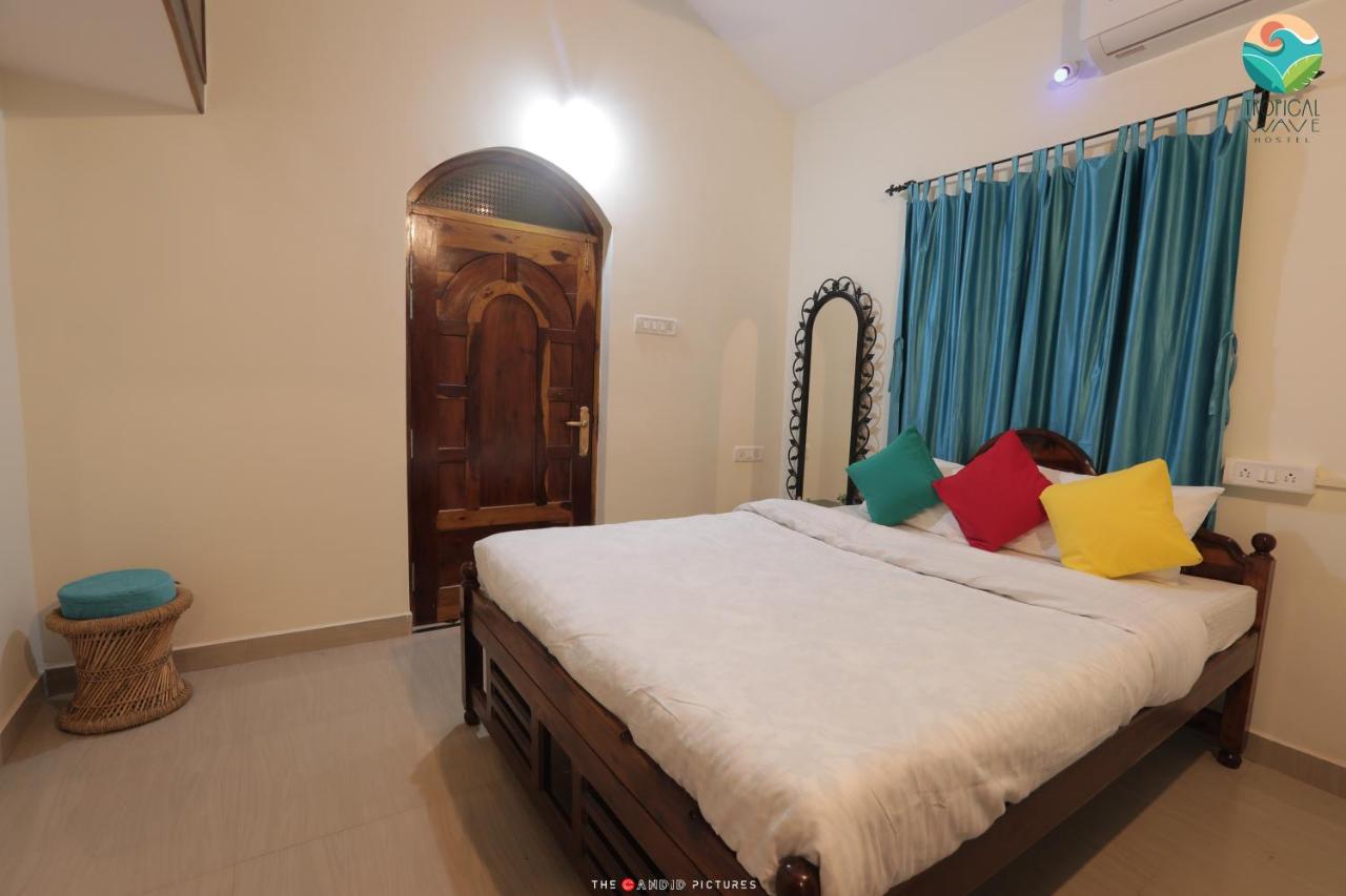 Tropical Wave Hostel Morjim Goa Esterno foto