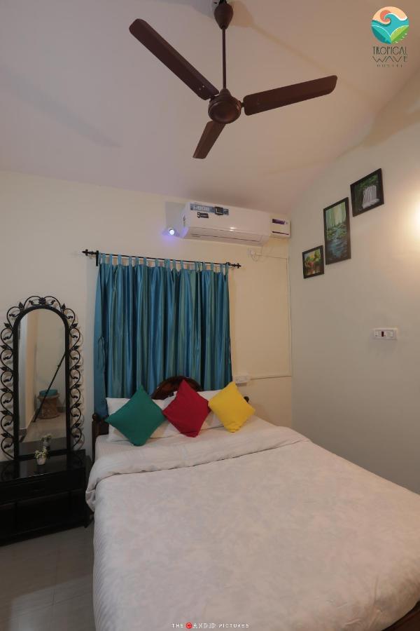 Tropical Wave Hostel Morjim Goa Esterno foto