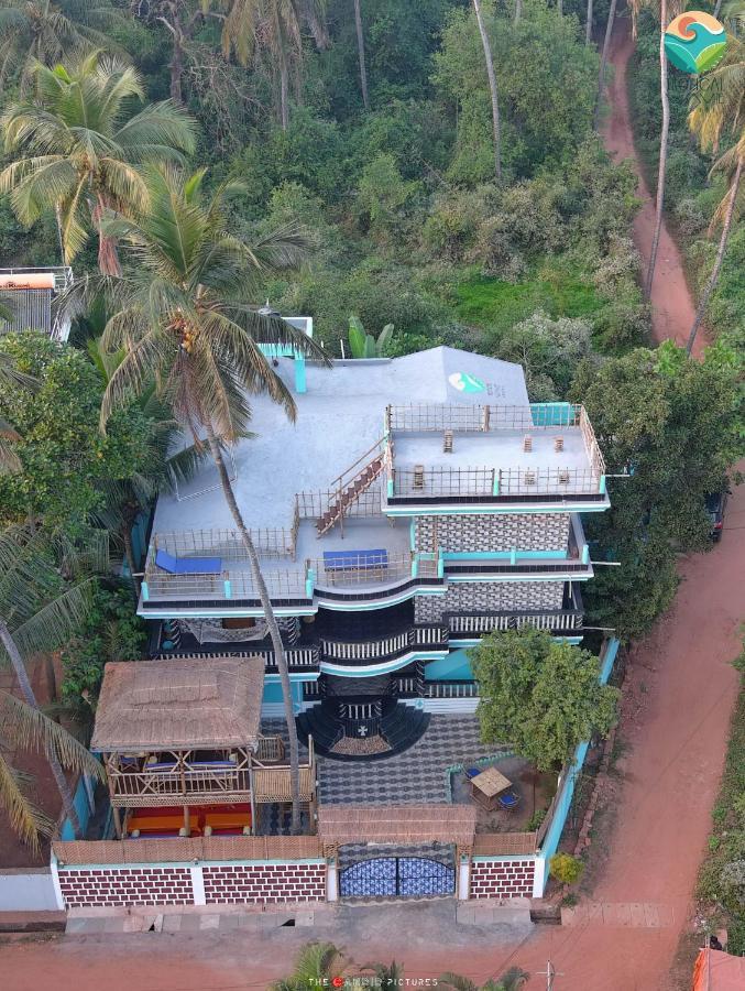 Tropical Wave Hostel Morjim Goa Esterno foto