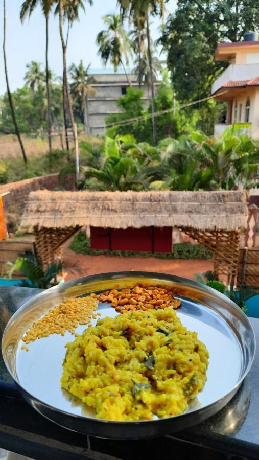 Tropical Wave Hostel Morjim Goa Esterno foto