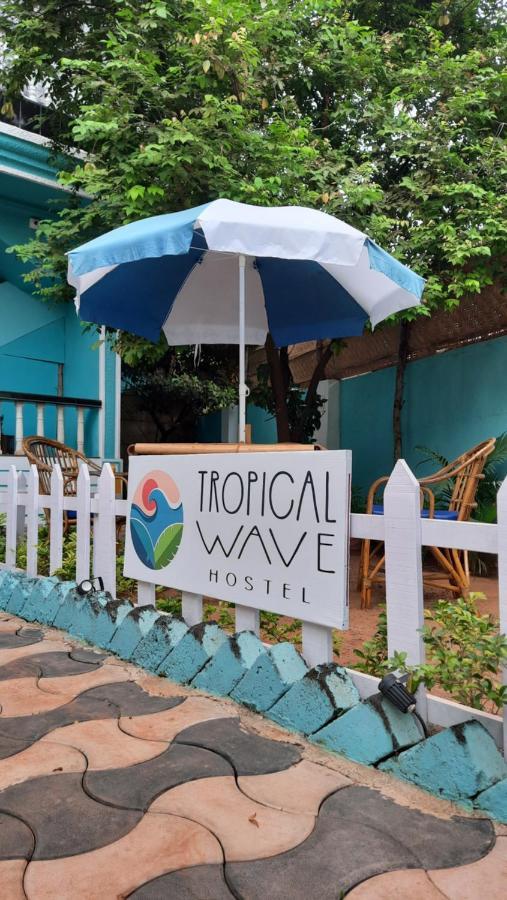 Tropical Wave Hostel Morjim Goa Esterno foto