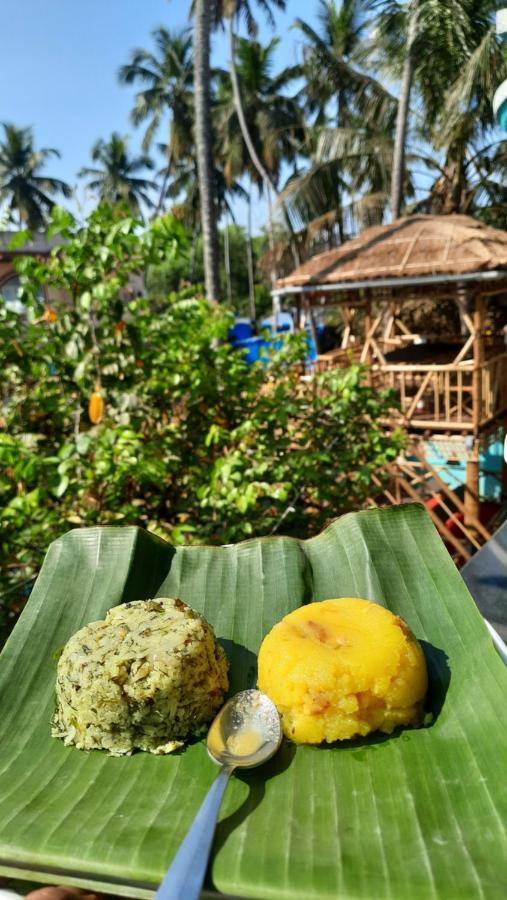 Tropical Wave Hostel Morjim Goa Esterno foto