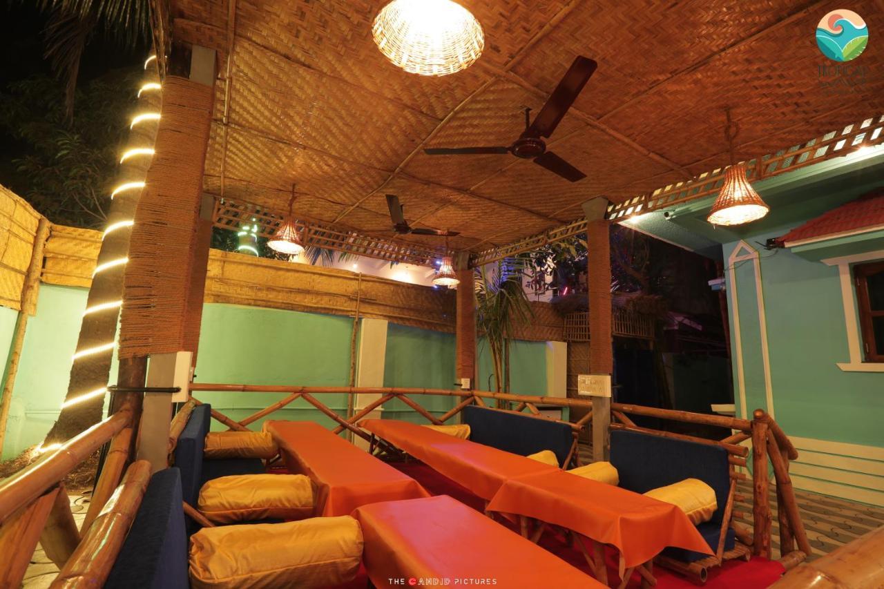 Tropical Wave Hostel Morjim Goa Esterno foto