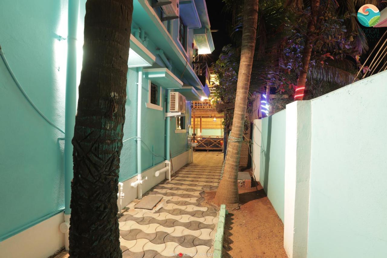 Tropical Wave Hostel Morjim Goa Esterno foto