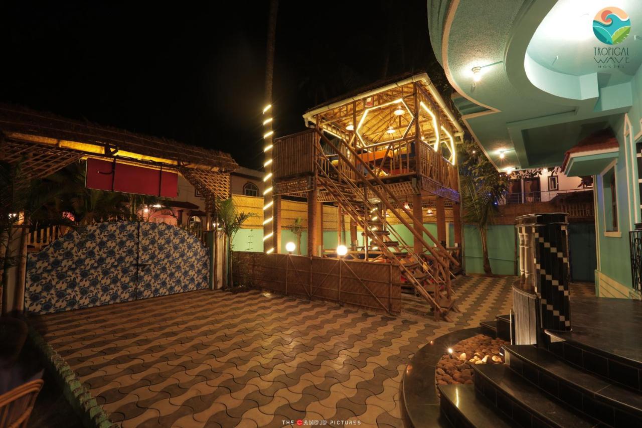 Tropical Wave Hostel Morjim Goa Esterno foto