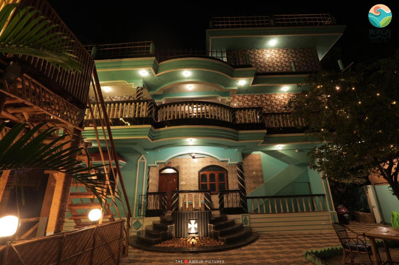 Tropical Wave Hostel Morjim Goa Esterno foto
