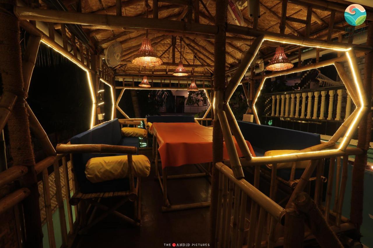 Tropical Wave Hostel Morjim Goa Esterno foto