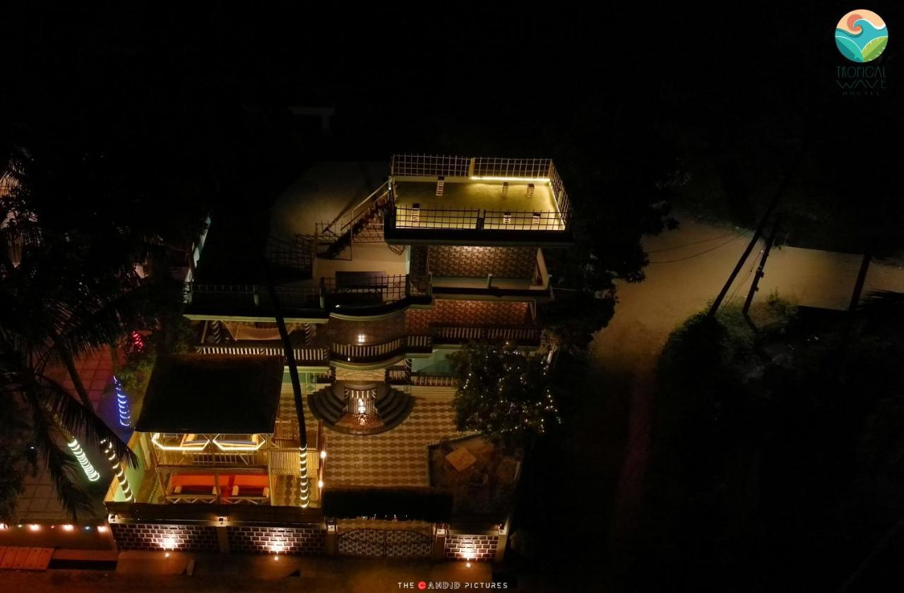 Tropical Wave Hostel Morjim Goa Esterno foto