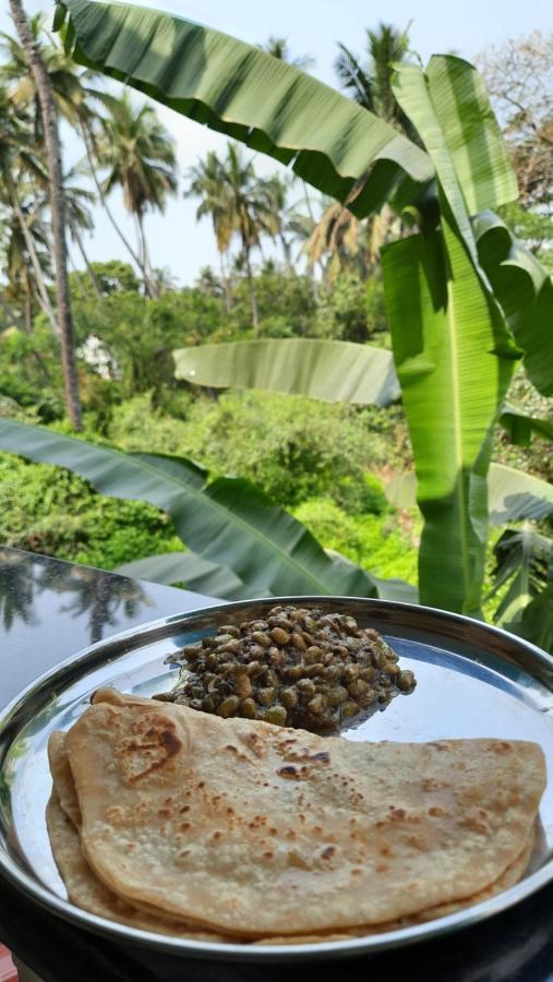 Tropical Wave Hostel Morjim Goa Esterno foto
