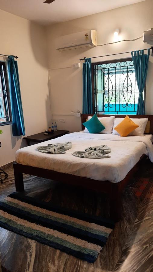 Tropical Wave Hostel Morjim Goa Esterno foto