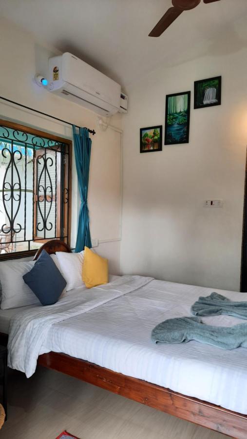 Tropical Wave Hostel Morjim Goa Esterno foto