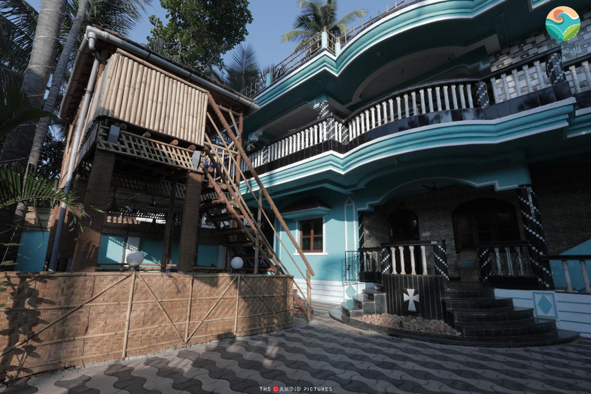 Tropical Wave Hostel Morjim Goa Esterno foto