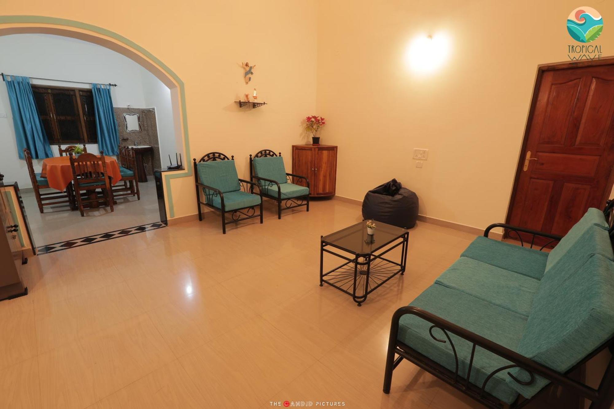 Tropical Wave Hostel Morjim Goa Esterno foto