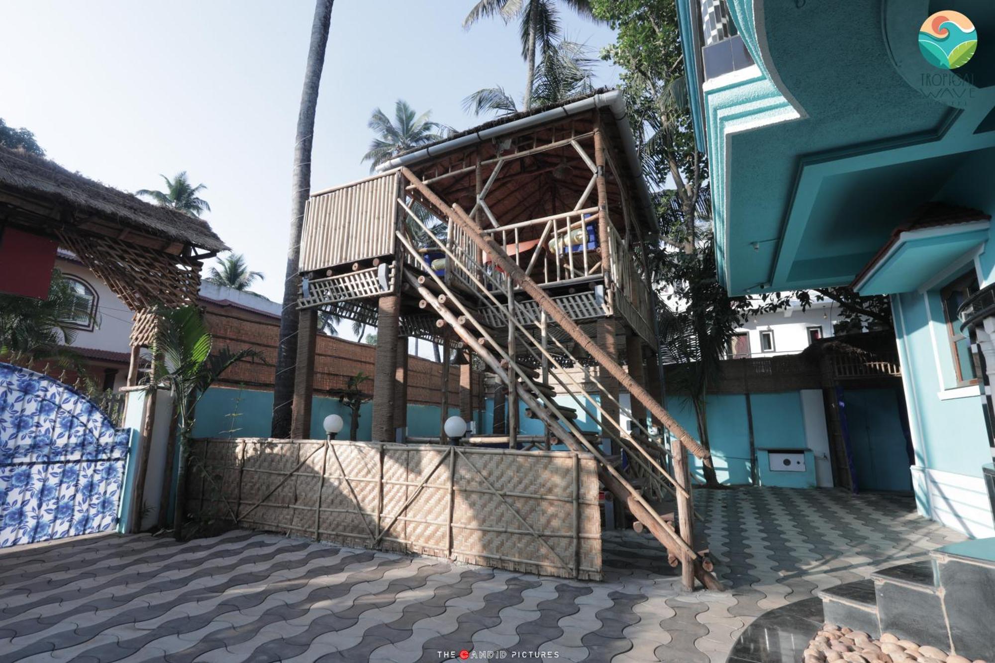 Tropical Wave Hostel Morjim Goa Esterno foto