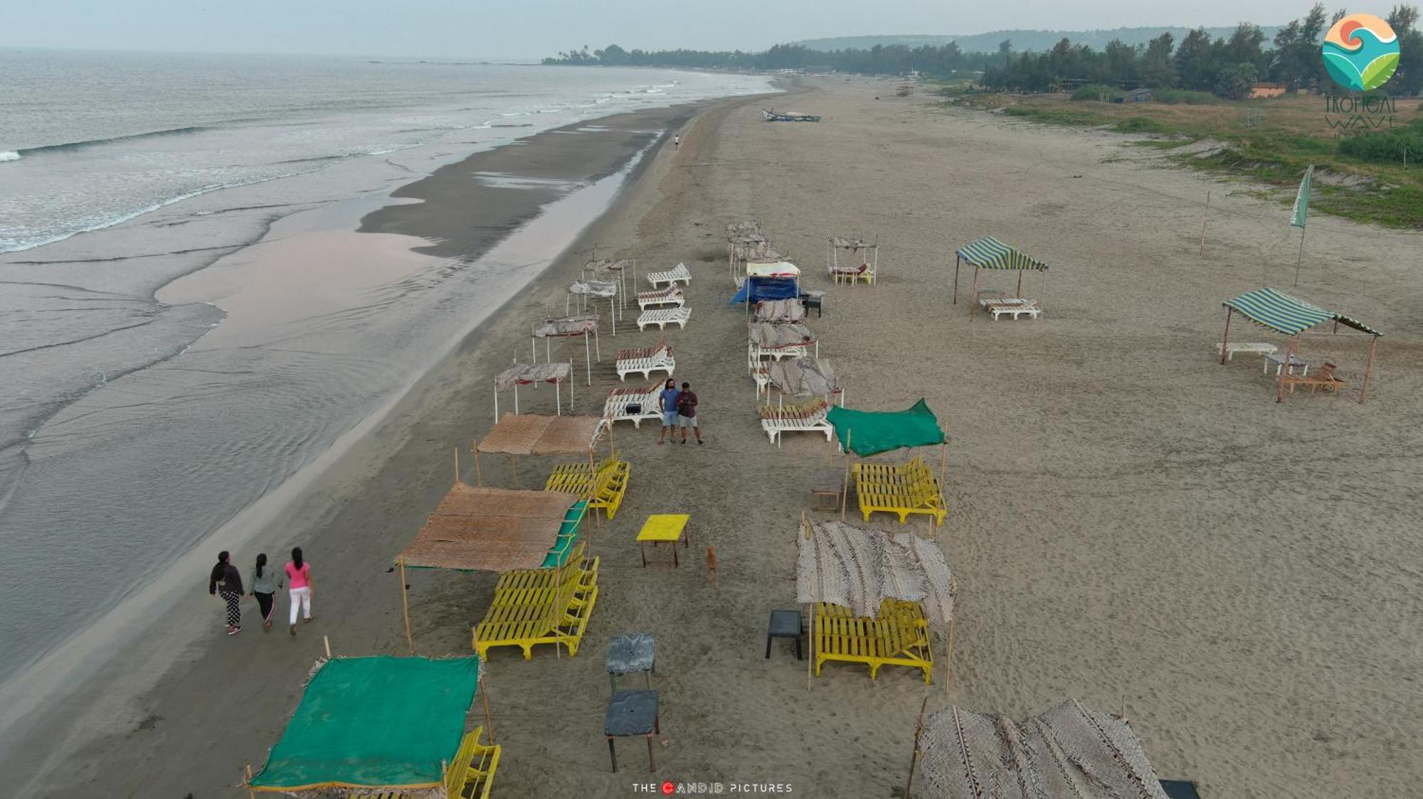 Tropical Wave Hostel Morjim Goa Esterno foto