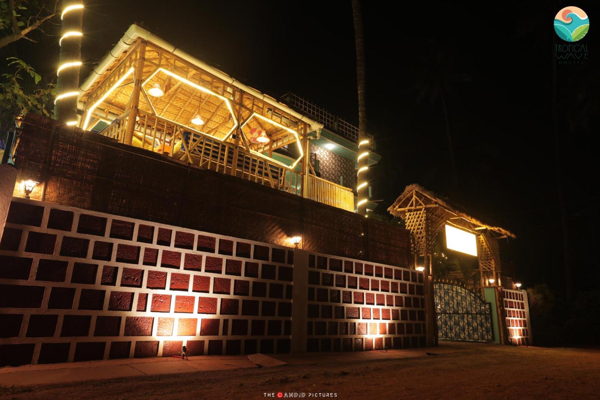 Tropical Wave Hostel Morjim Goa Esterno foto