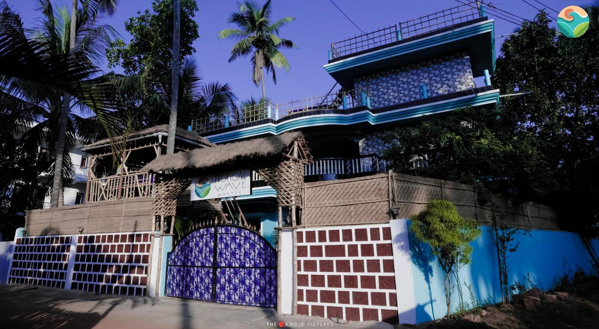 Tropical Wave Hostel Morjim Goa Esterno foto