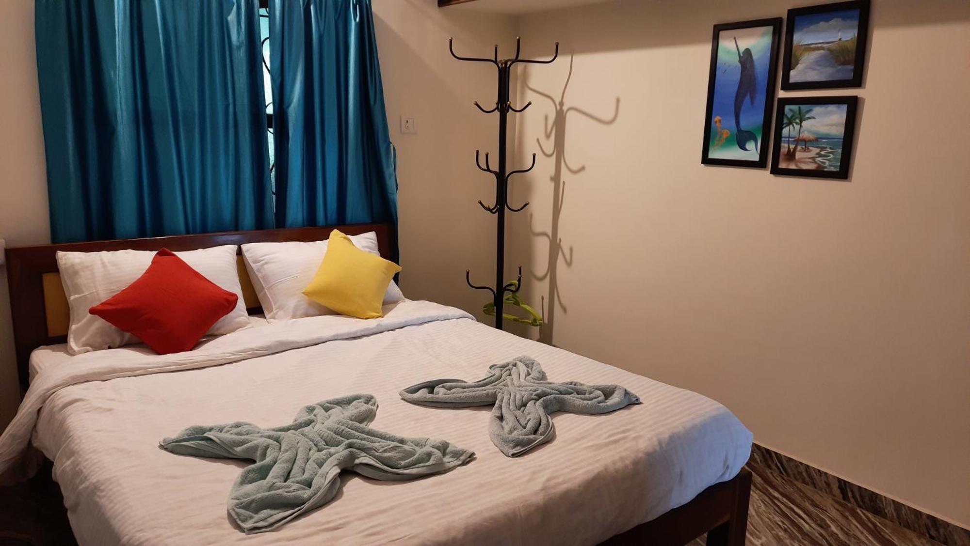 Tropical Wave Hostel Morjim Goa Esterno foto