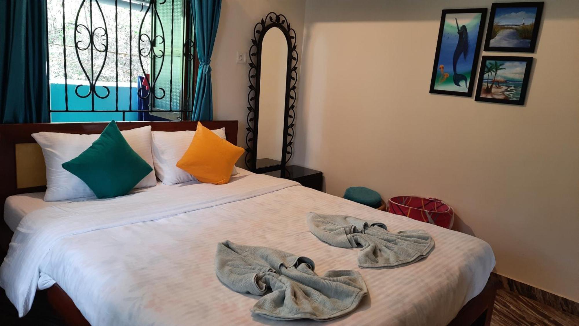 Tropical Wave Hostel Morjim Goa Esterno foto