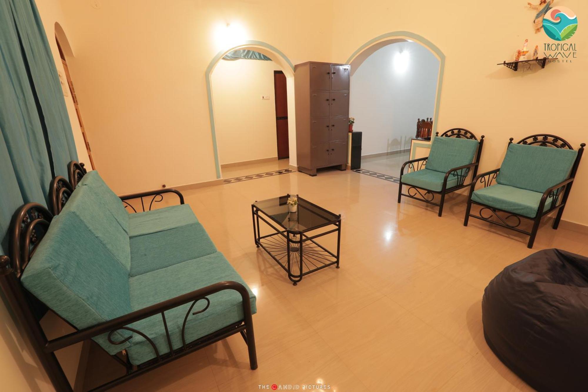Tropical Wave Hostel Morjim Goa Esterno foto