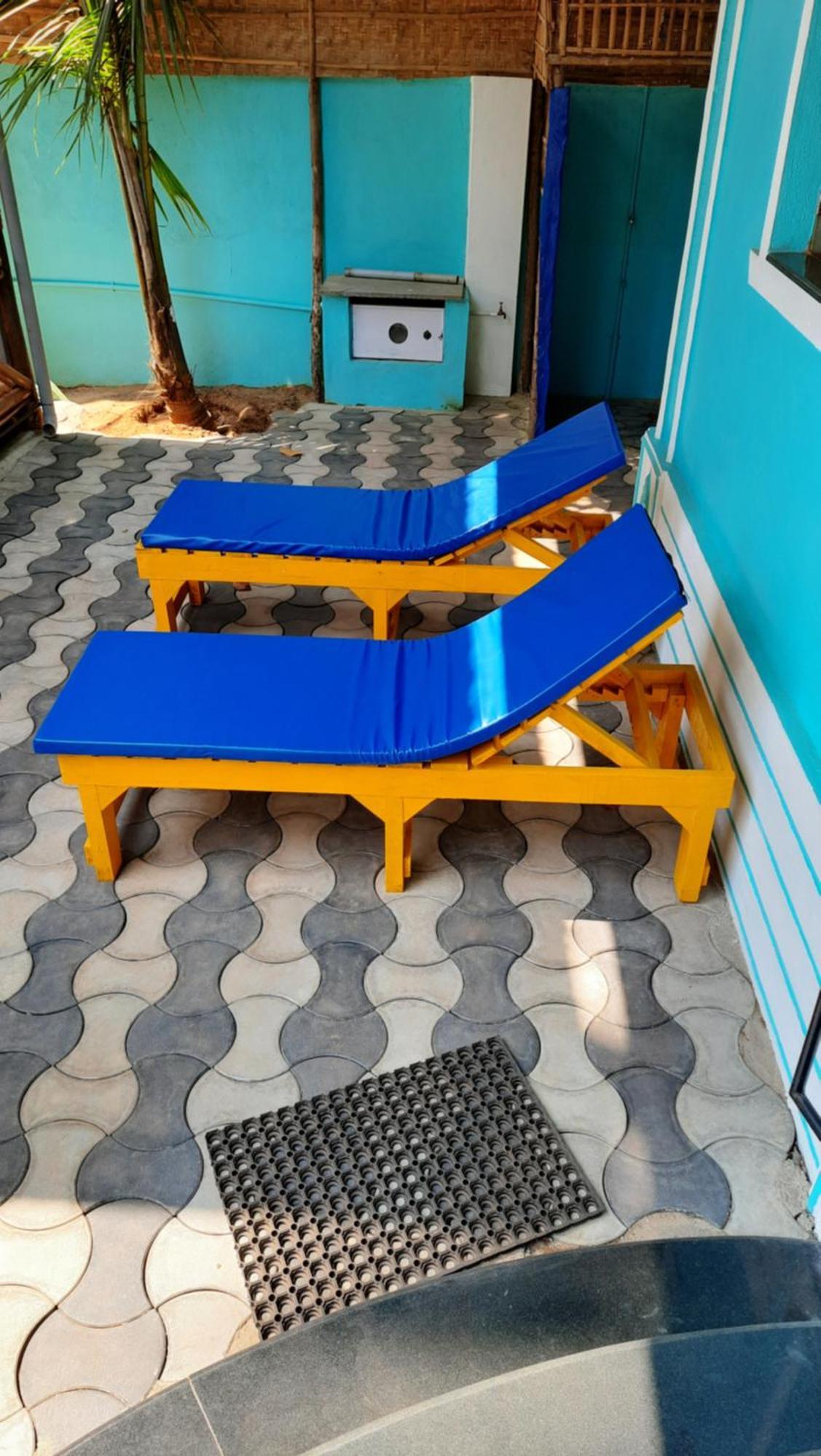 Tropical Wave Hostel Morjim Goa Esterno foto