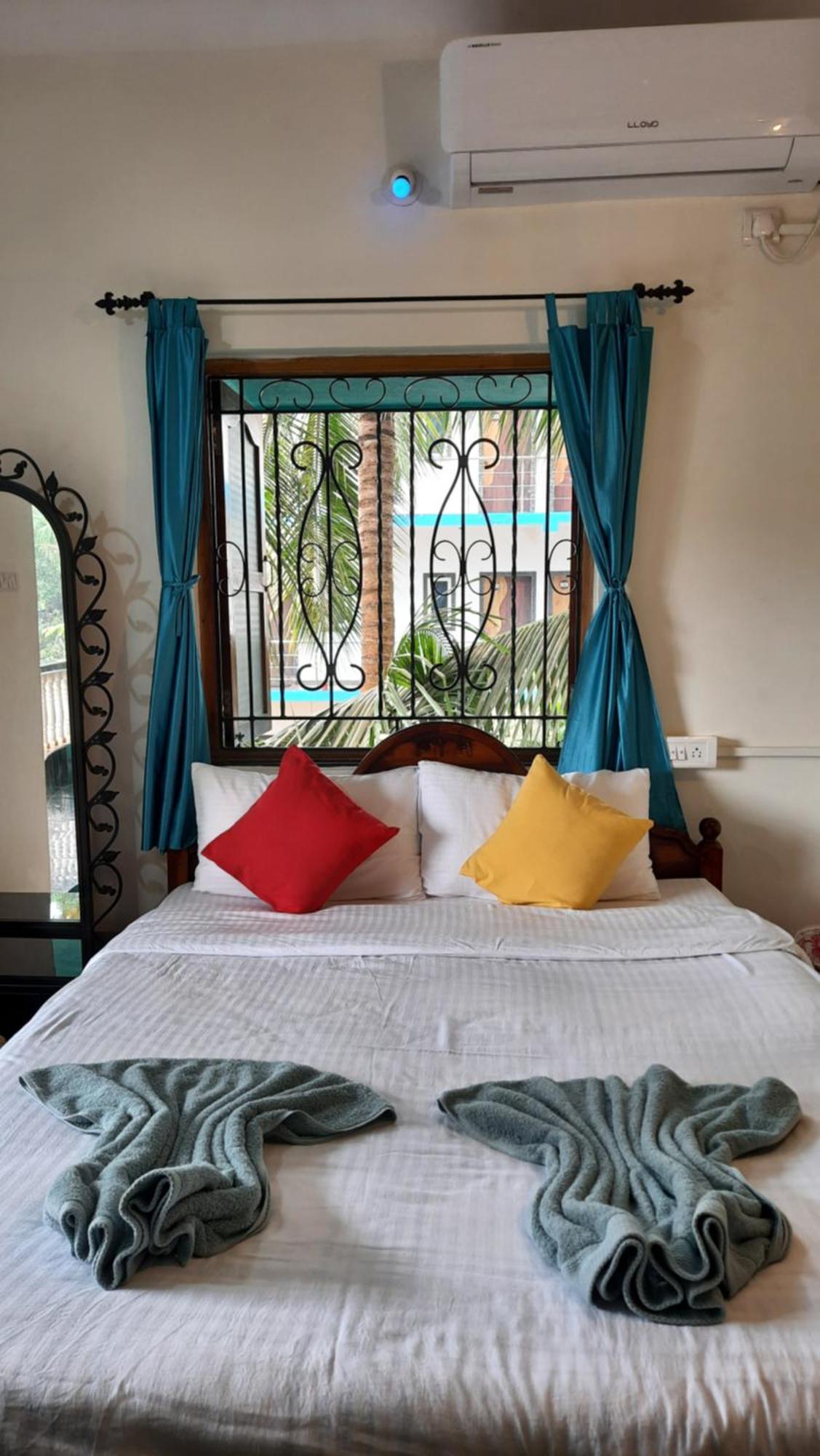 Tropical Wave Hostel Morjim Goa Esterno foto