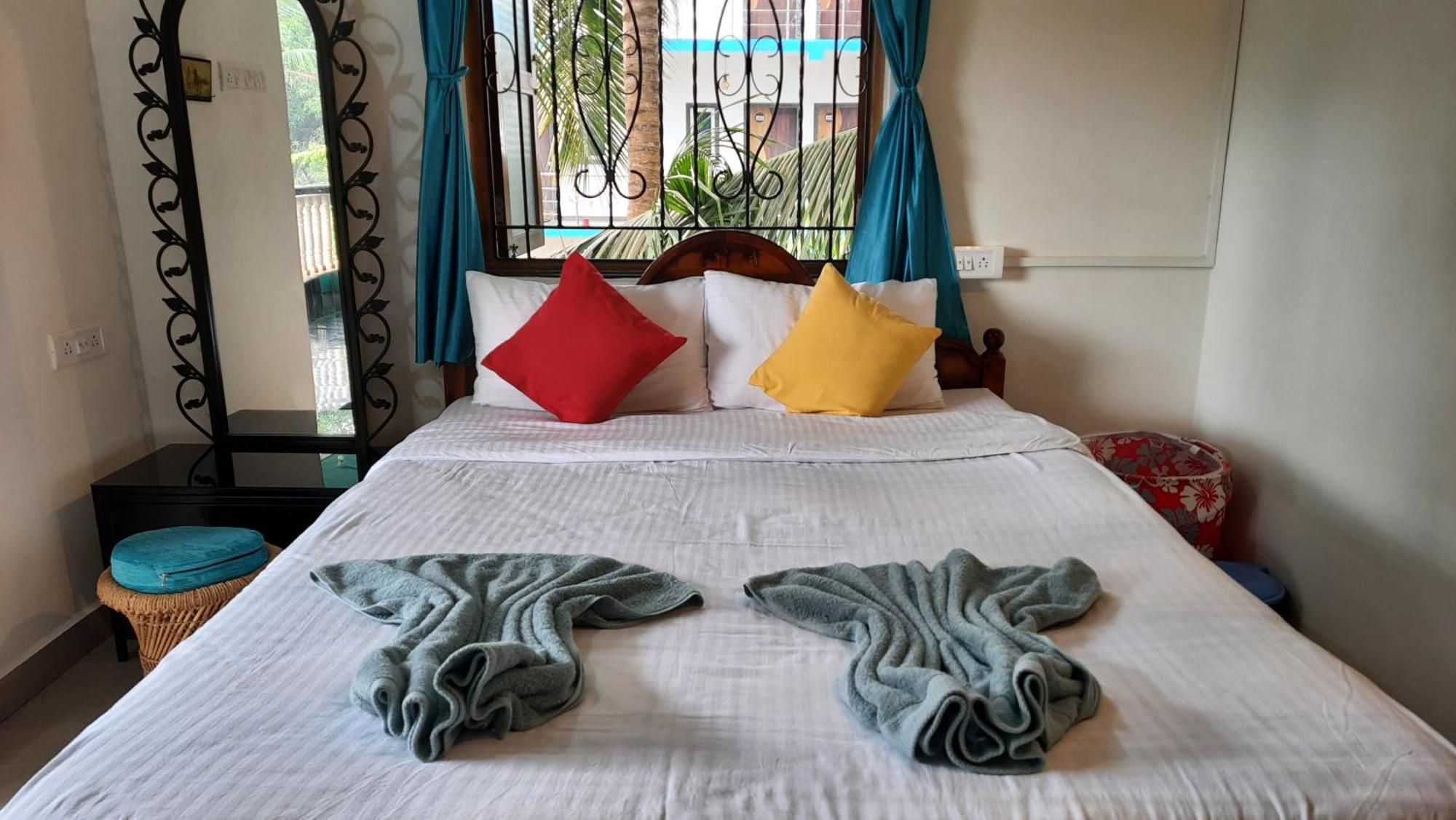 Tropical Wave Hostel Morjim Goa Esterno foto