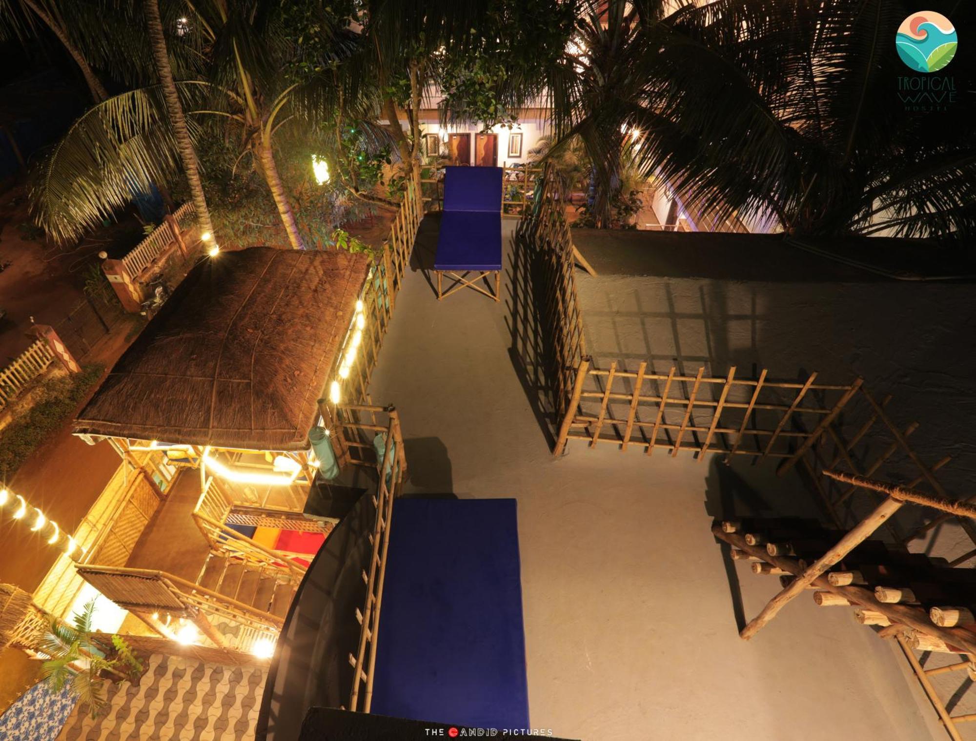 Tropical Wave Hostel Morjim Goa Esterno foto